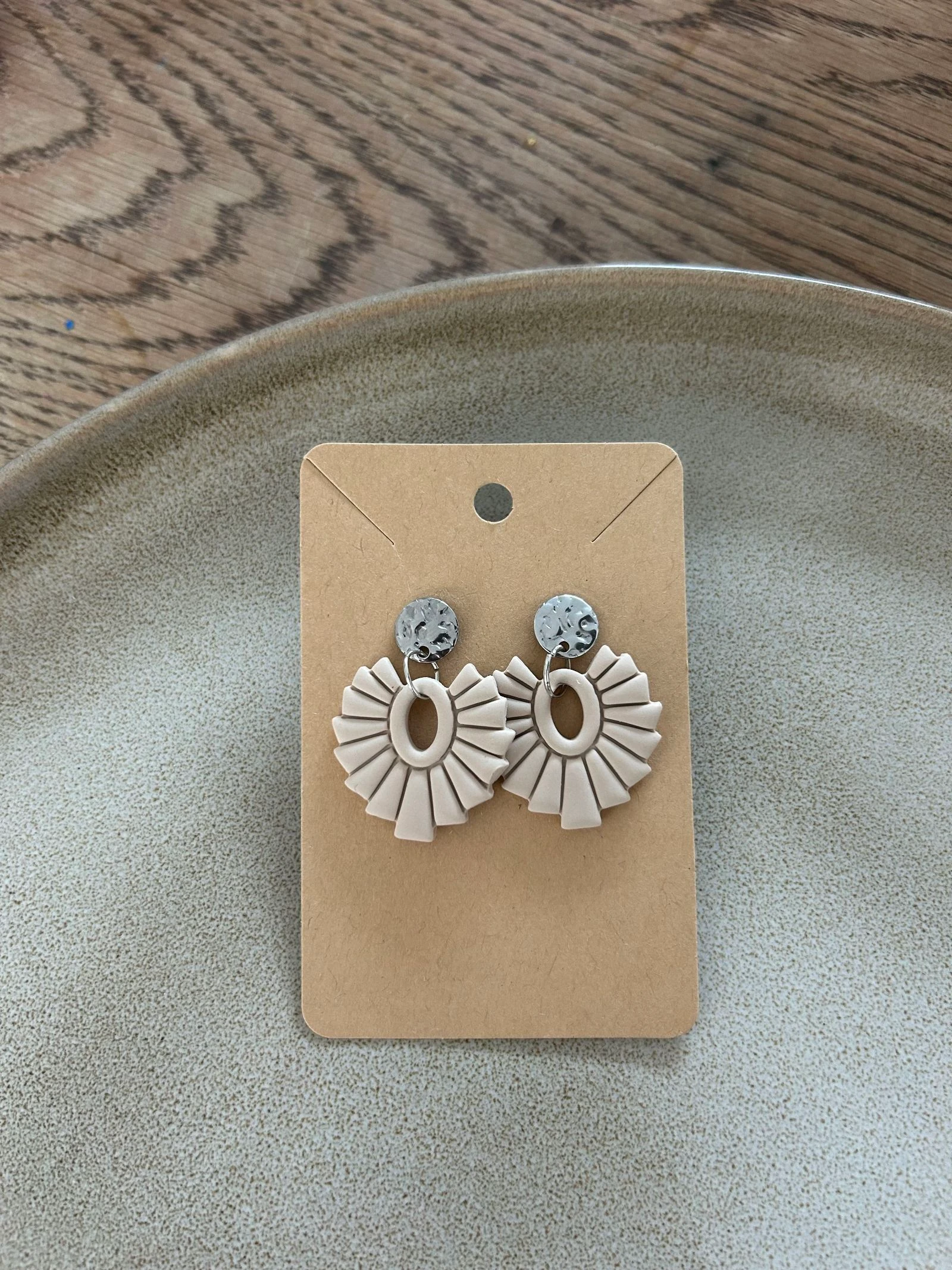*nieuw* beige oorbellen 